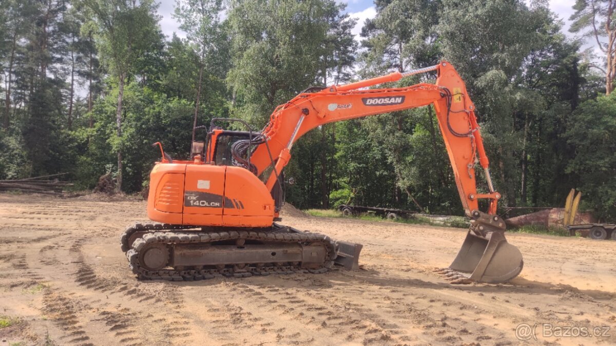 Pásový bagr Doosan DX140