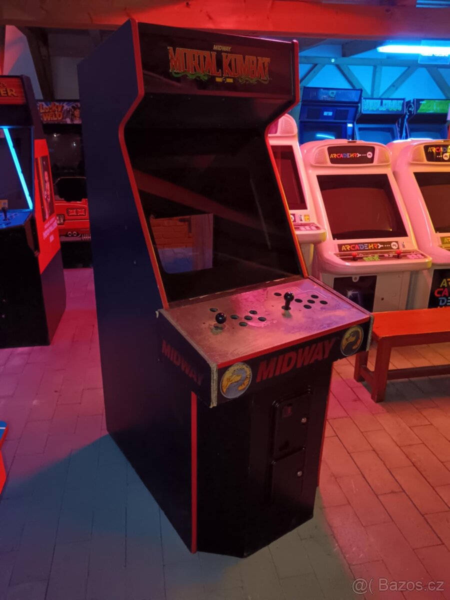 Prázdný arcade herní automat Mortal Kombat od fy Midway