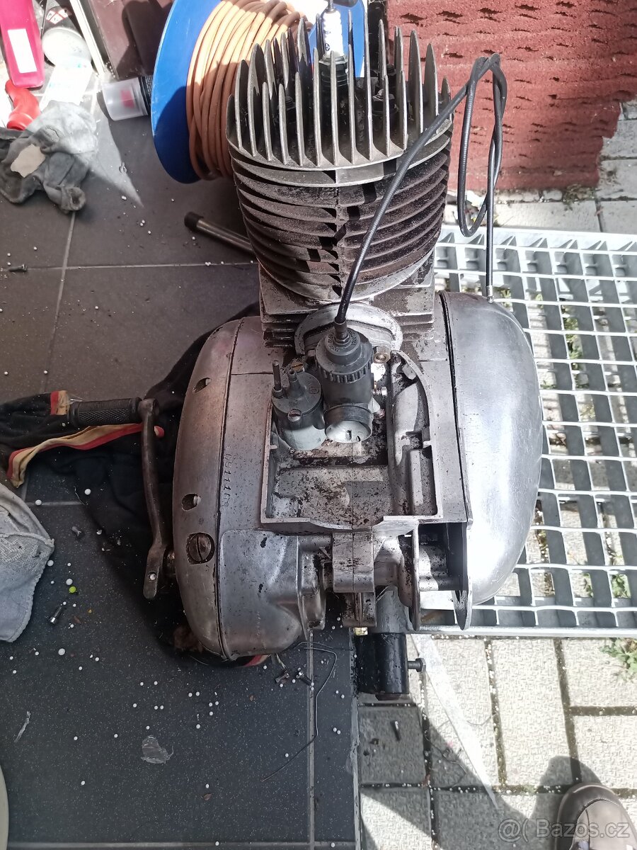 Motor Jawa  125 ccm3  typ.355 kývačka