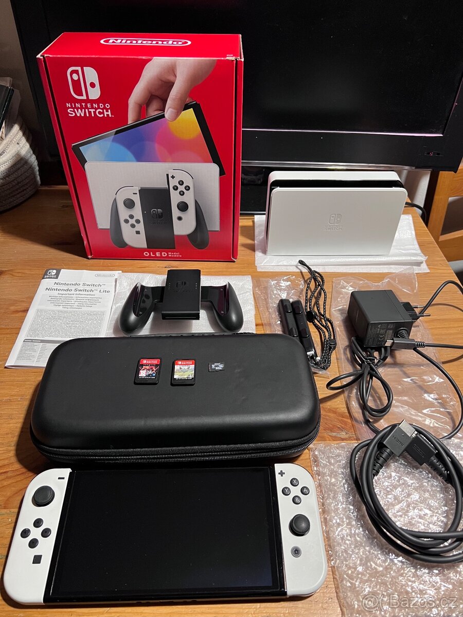 Nintendo Switch OLED + hry pouzdro a SD karta