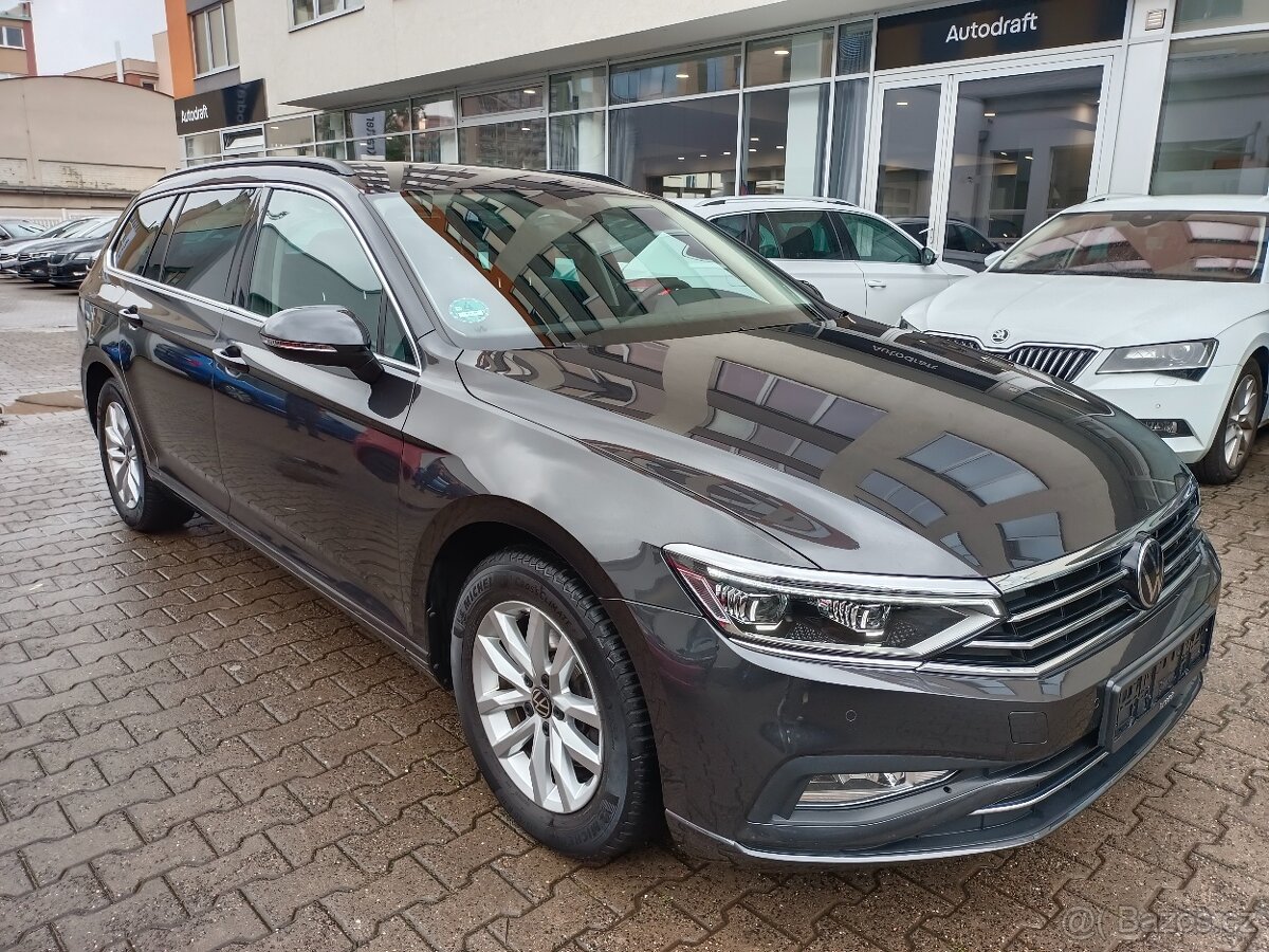 VW Passat B8 2.0TDI 110kW DSG ACC Matrix Qi ERGO par. kamera