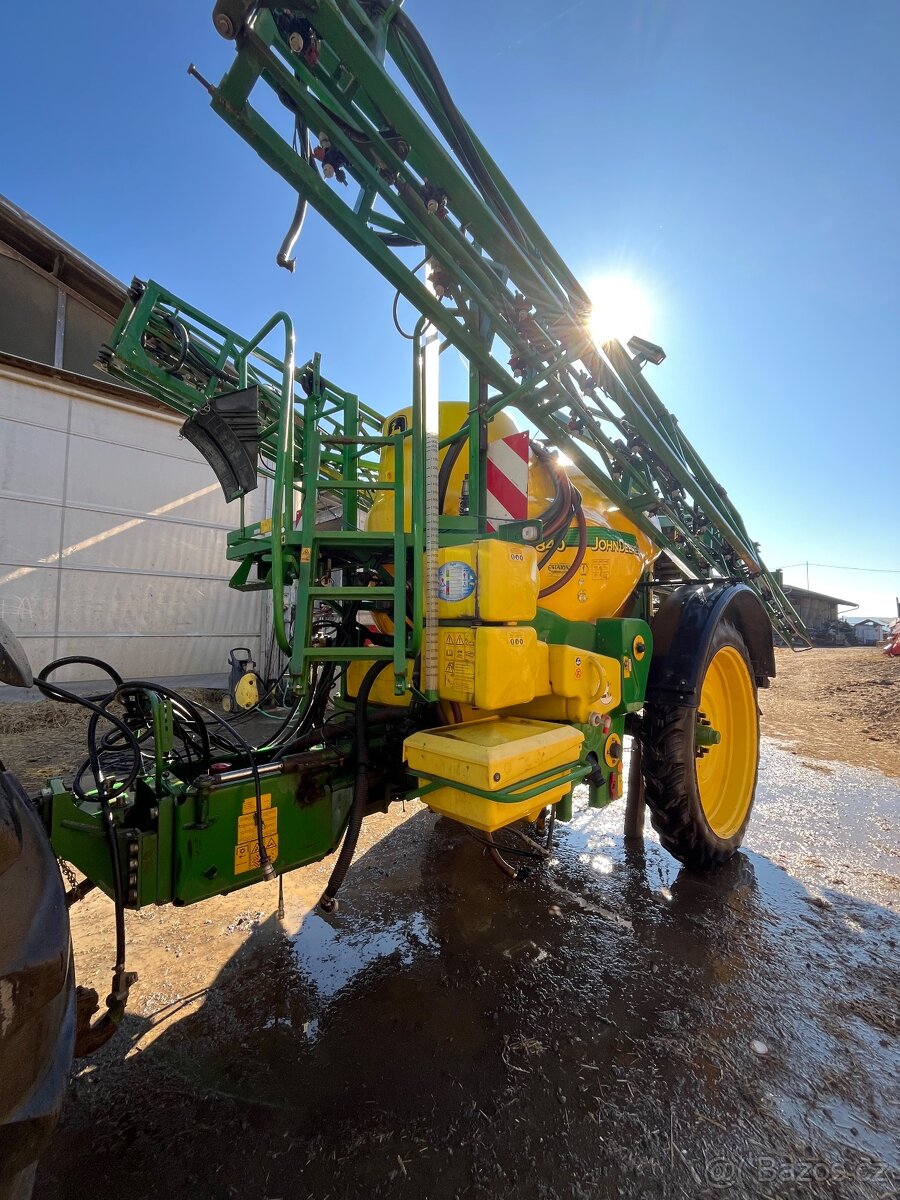 Postřikovač John Deere 840