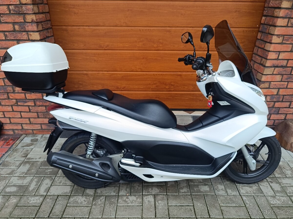 Honda PCX 125 - KUP ČR - POUZE 5800KM - STK 2026