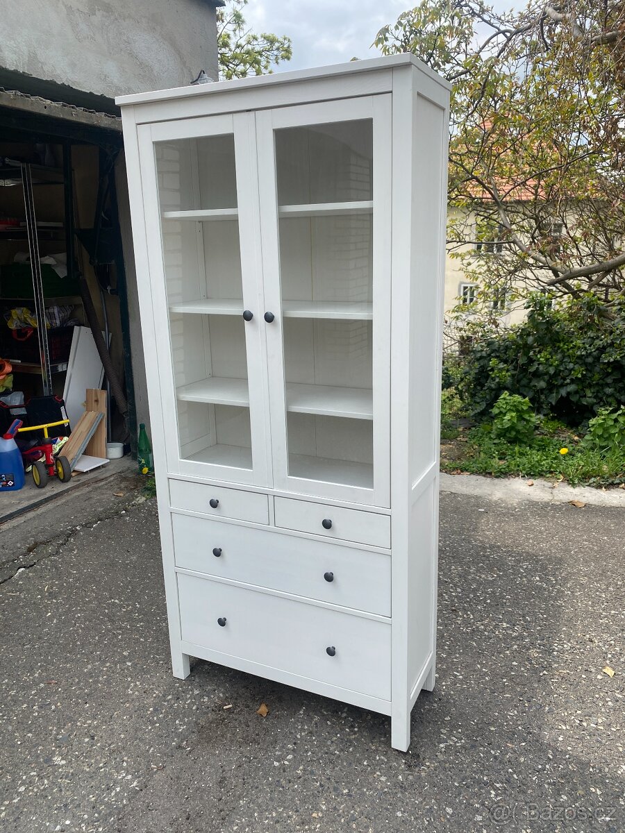 Vitrína IKEA Hemnes - bíl. mořidlo