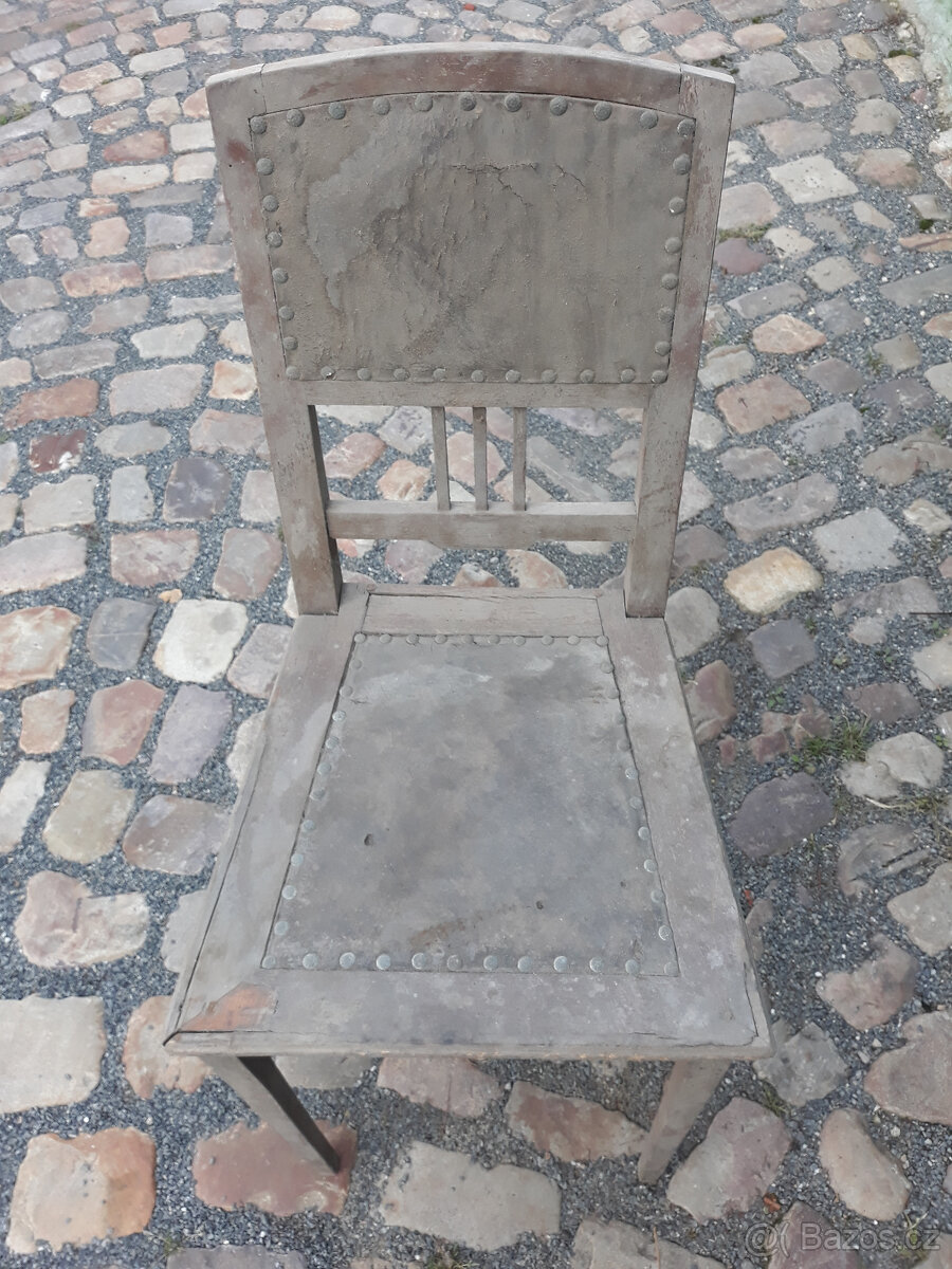 Historická židle před renovací...