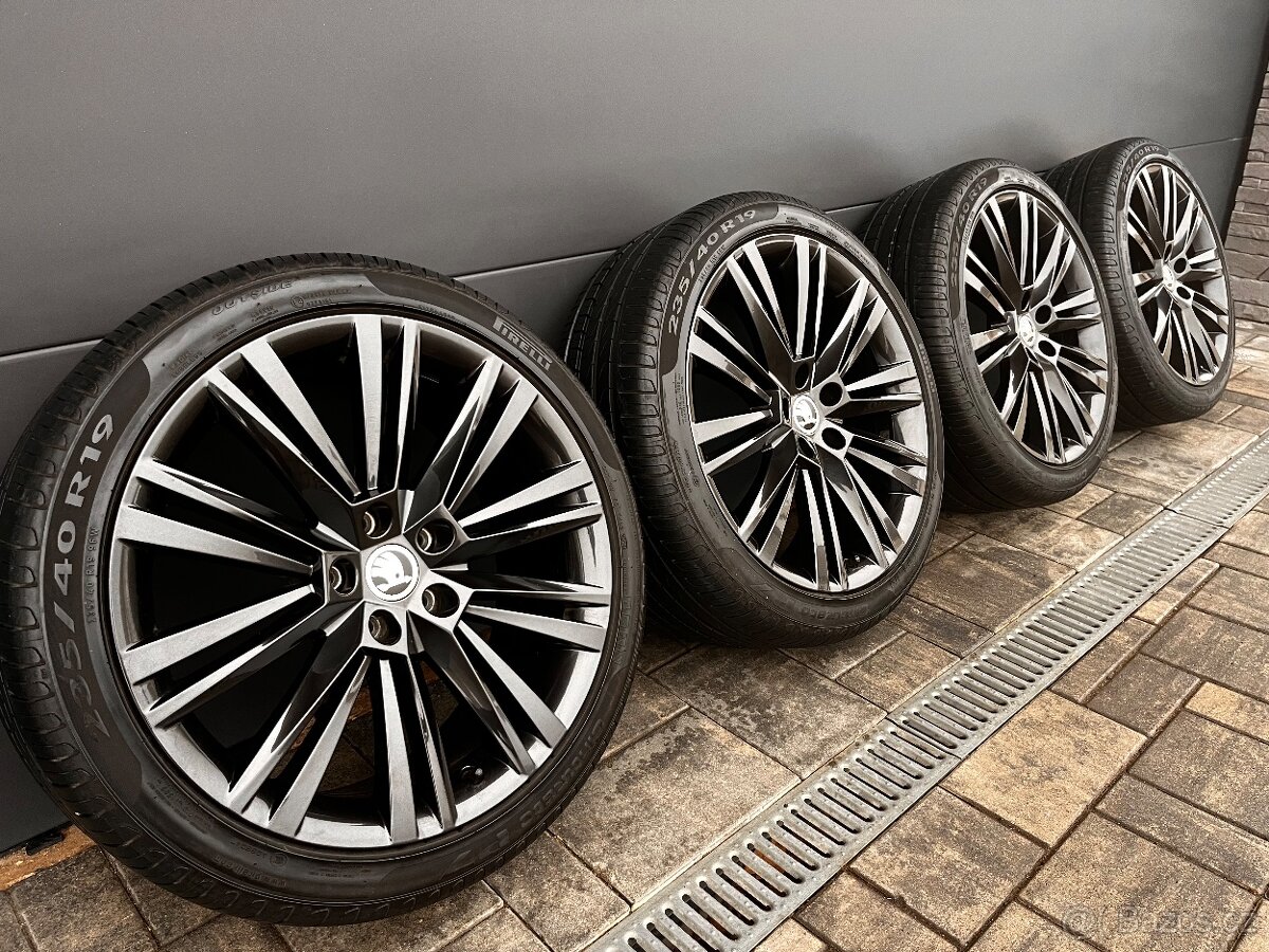 Originál Škoda Superb 235/40 r19 Pirelli