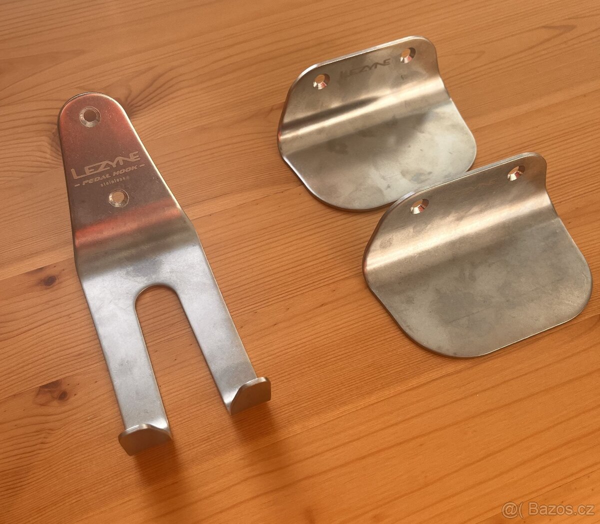 Nový držák kola Lezyne Stainless Pedal Hook