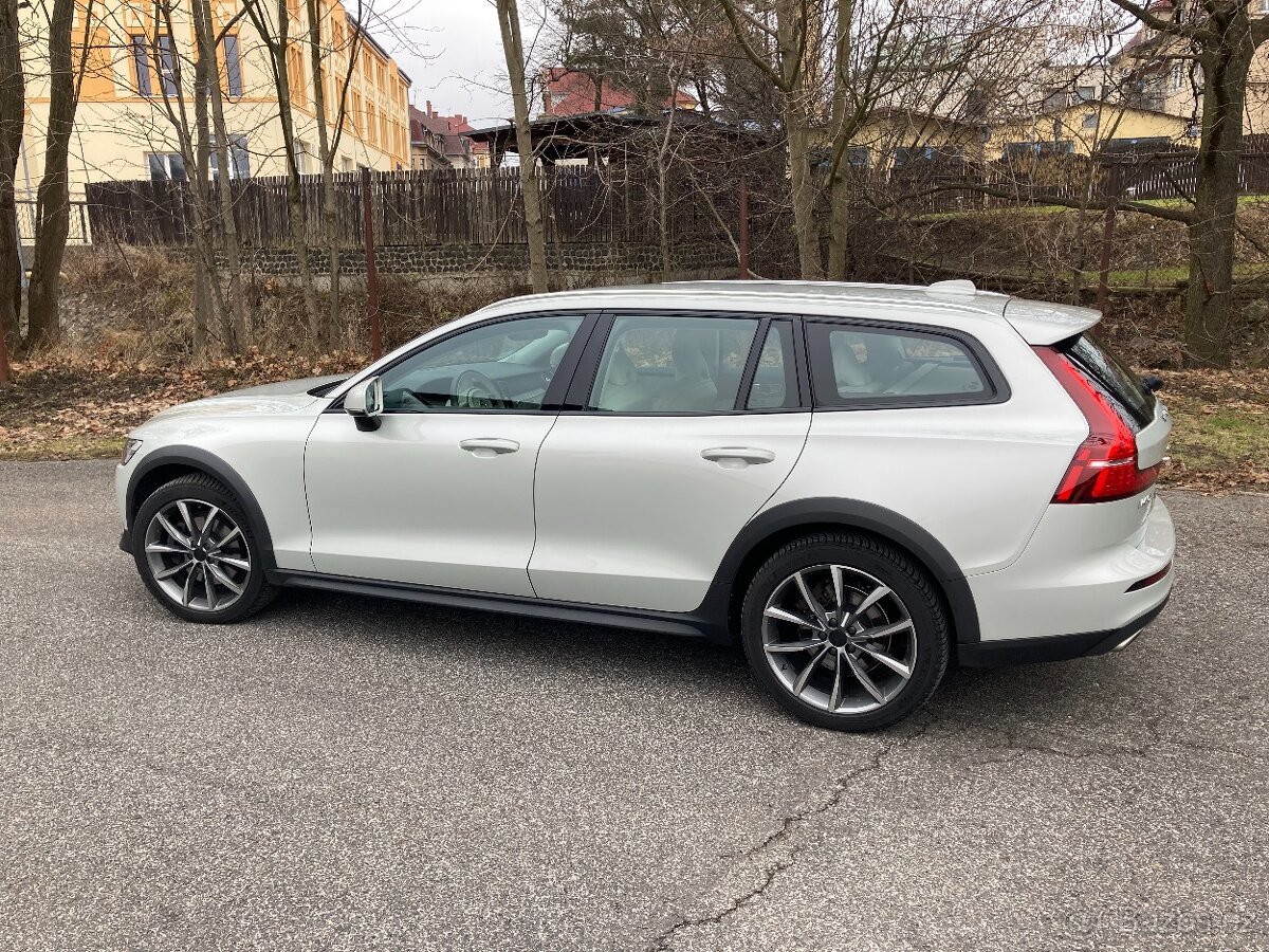 Prodám Volvo V60 CC PRO D4 AWD r.v. 2019