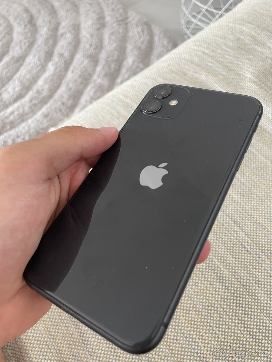 Iphone 11-64gb verze, cerna barva+ sluchatka Airpods 2