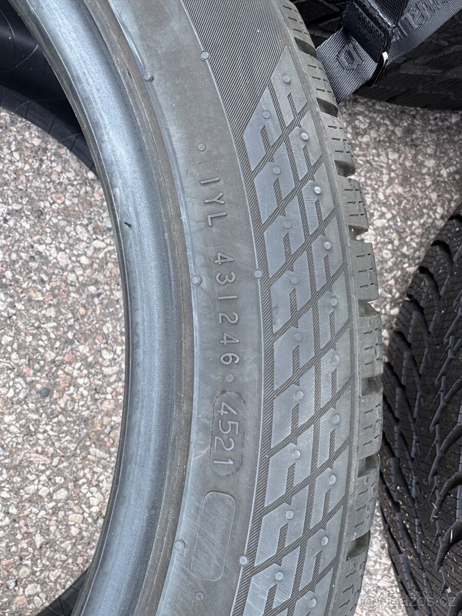 235-45 R18 98V Zimní Nokian Tyres