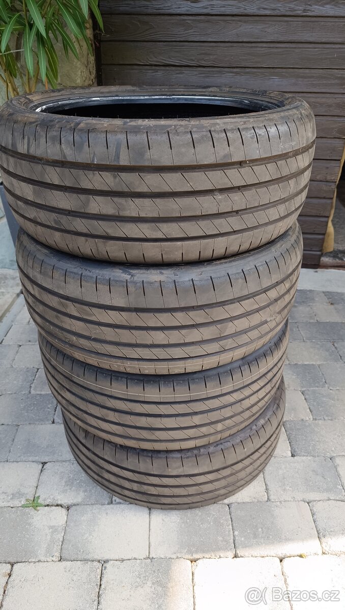 Letni pneu goodyear 235/40/19