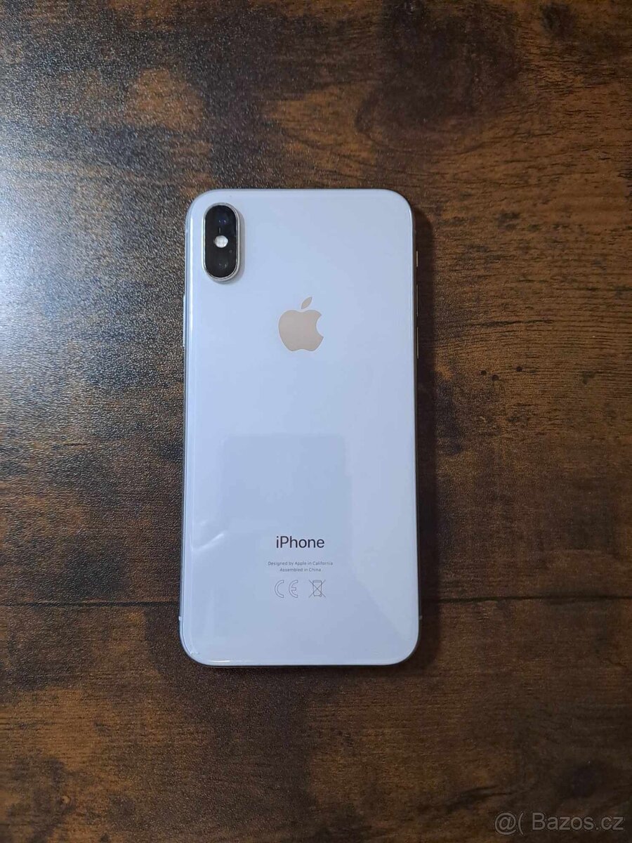 iPhone X 64GB (+Obal, nabíječka, sklo, baterie)