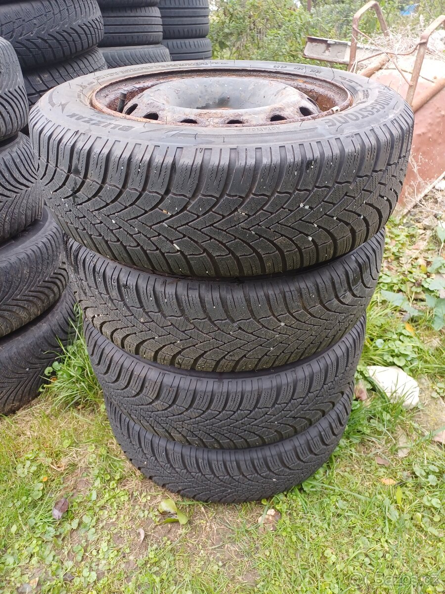 Prodám sadu zimních pneu 175/65R14 Bridgestone na plechách