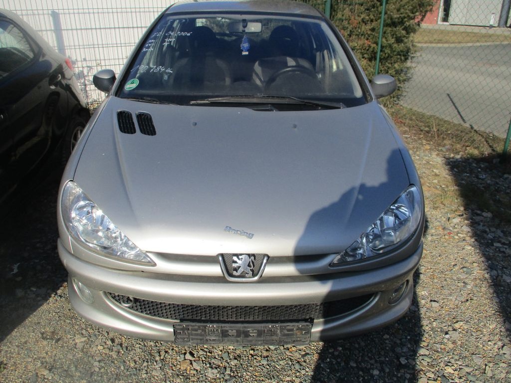 Peugeot 206 1.4i benzín nová stk