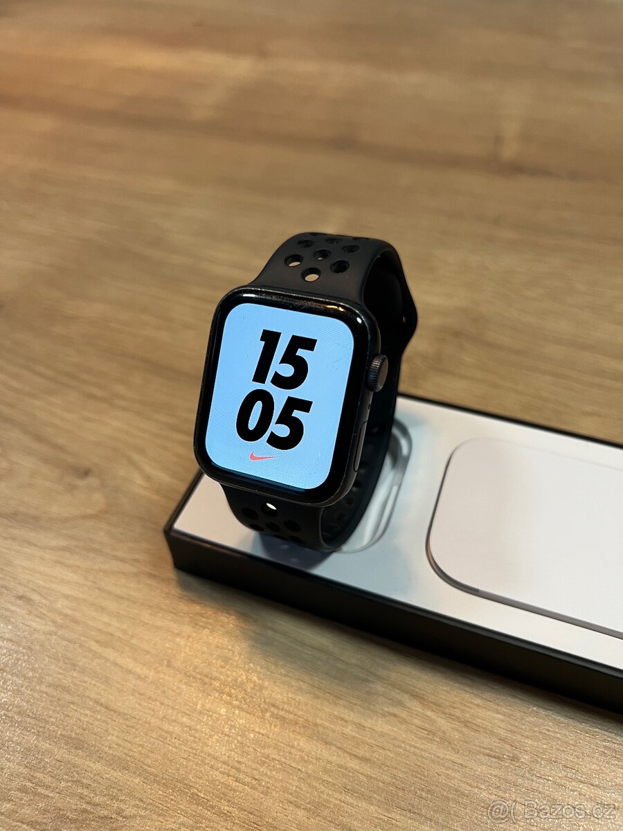 Apple Watch Nike SE 44mm vesmírně šedé