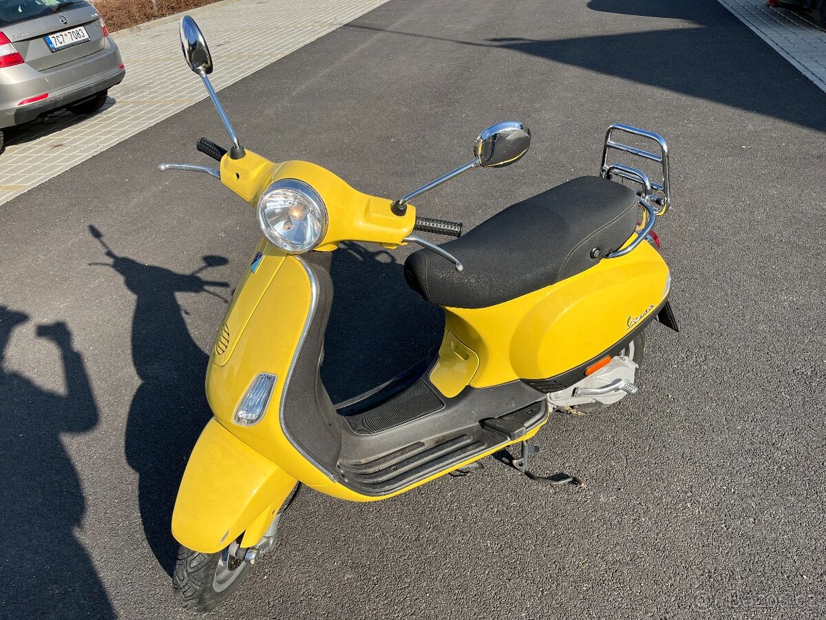 Stylová Piaggio Vespa LX50 Žlutá