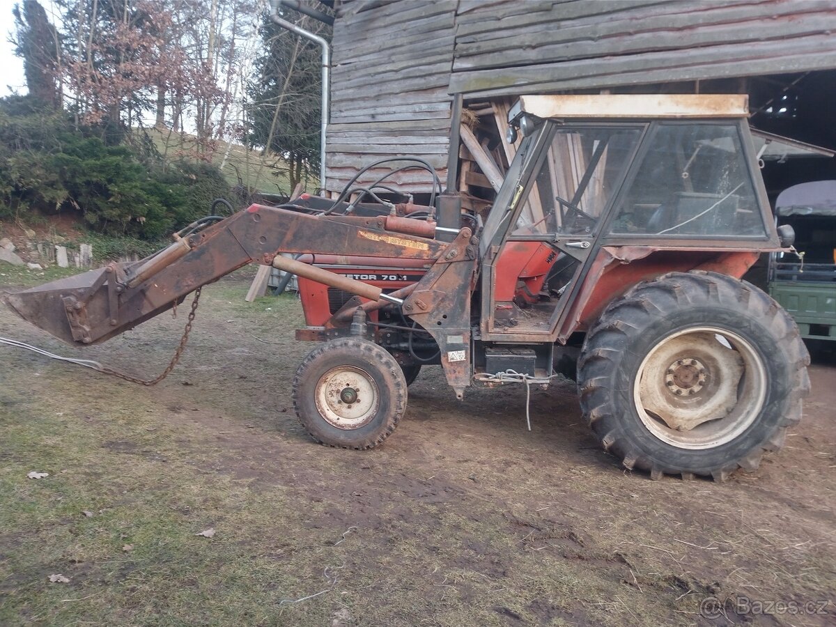 Zetor 7011 s čelním nakladačem