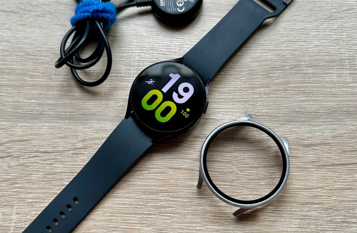 Samsung Galaxy Watch 5 44mm GPS Grafitové černé, kryt