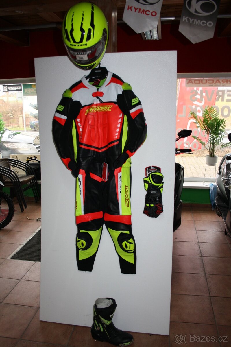 Set sportovního oblečení na motocykl