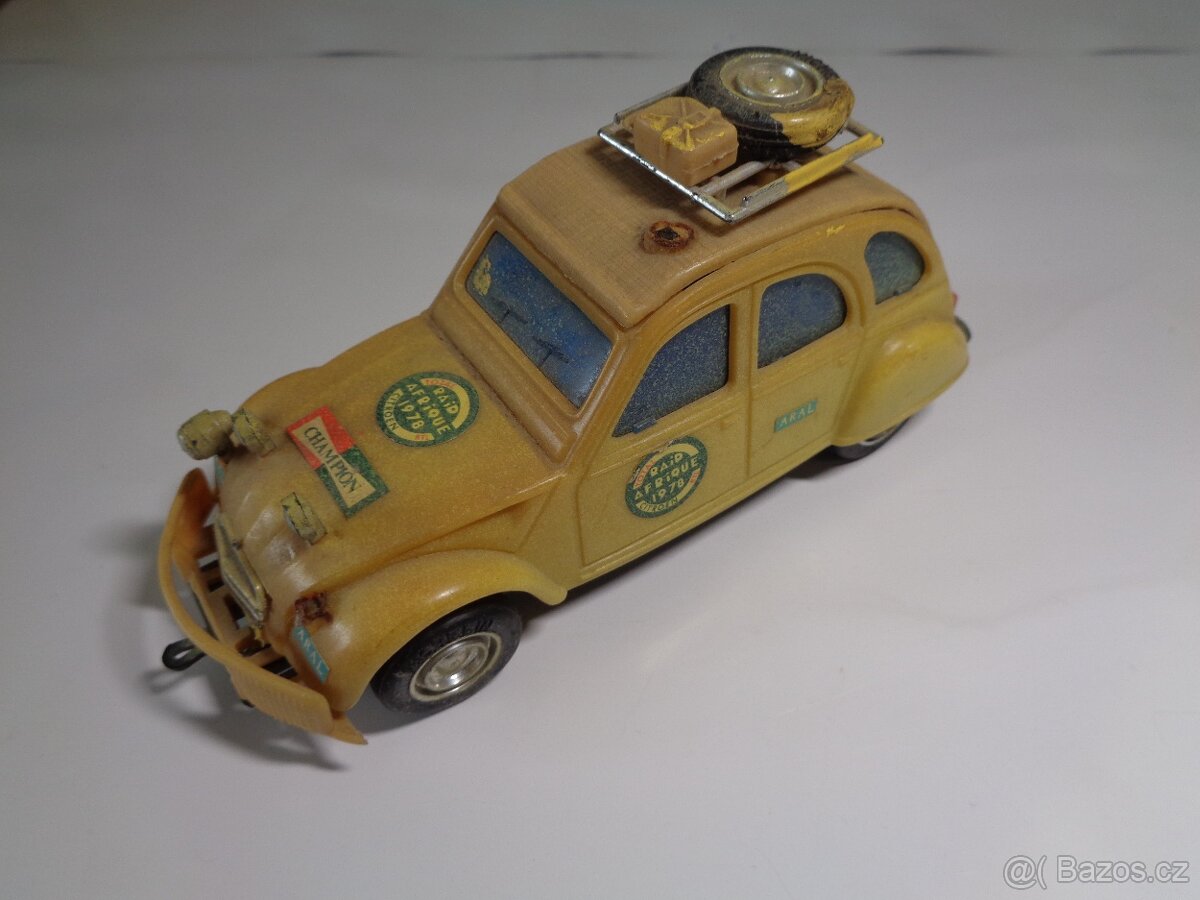 Plastový Citroen 2CV "kachna" "Raid Afrique 1978"