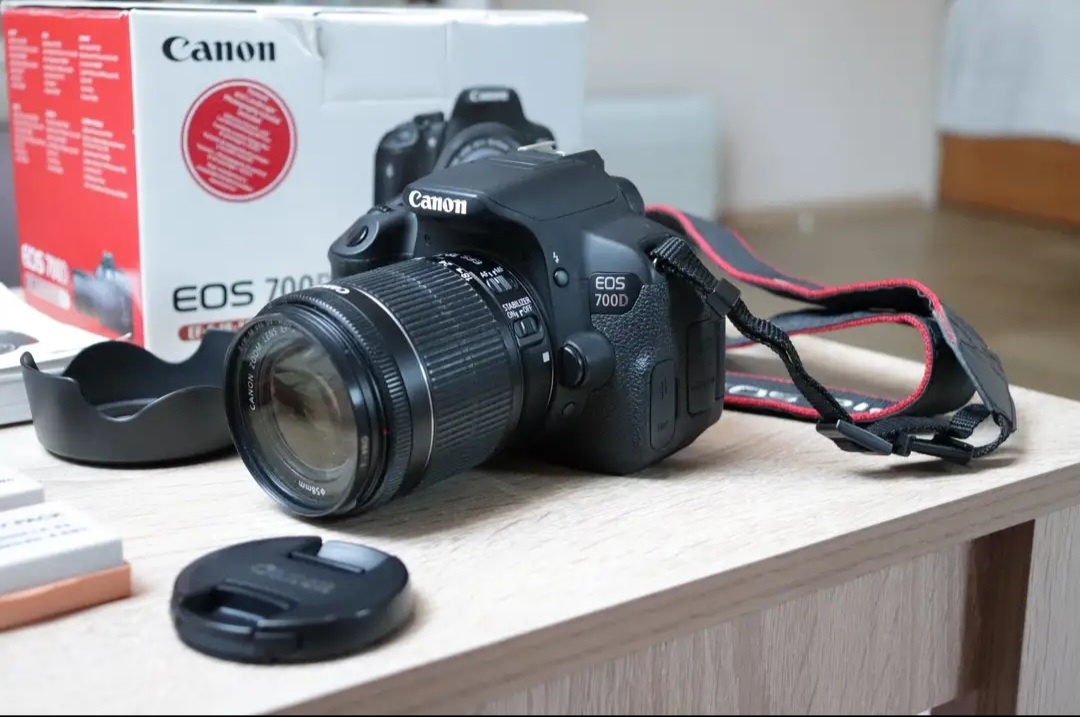 Canon EOS 700D + objektiv 18-55mm a příslušenství