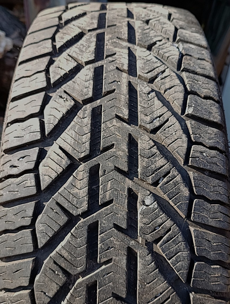 215/45R17 zimní pneumatiky se vzorkem 2krát 4-5mm a 2krát