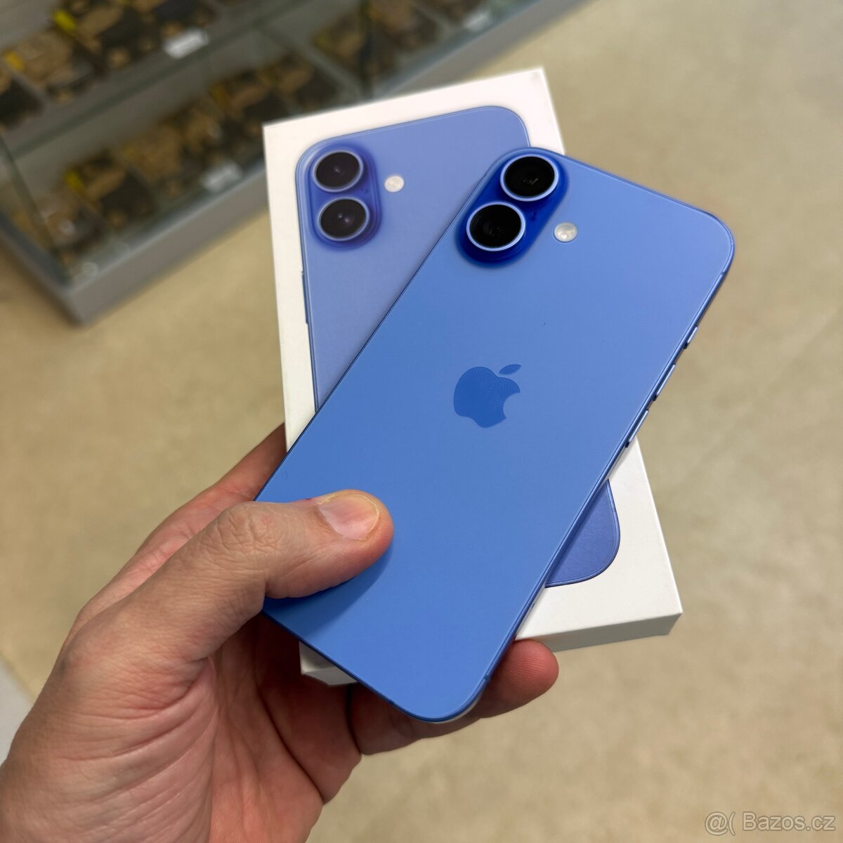 iPhone 16 128GB ultramarine, pěkný stav, 12 měsíců záruka