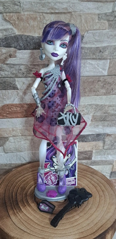 Monster High krásná Spectra dance