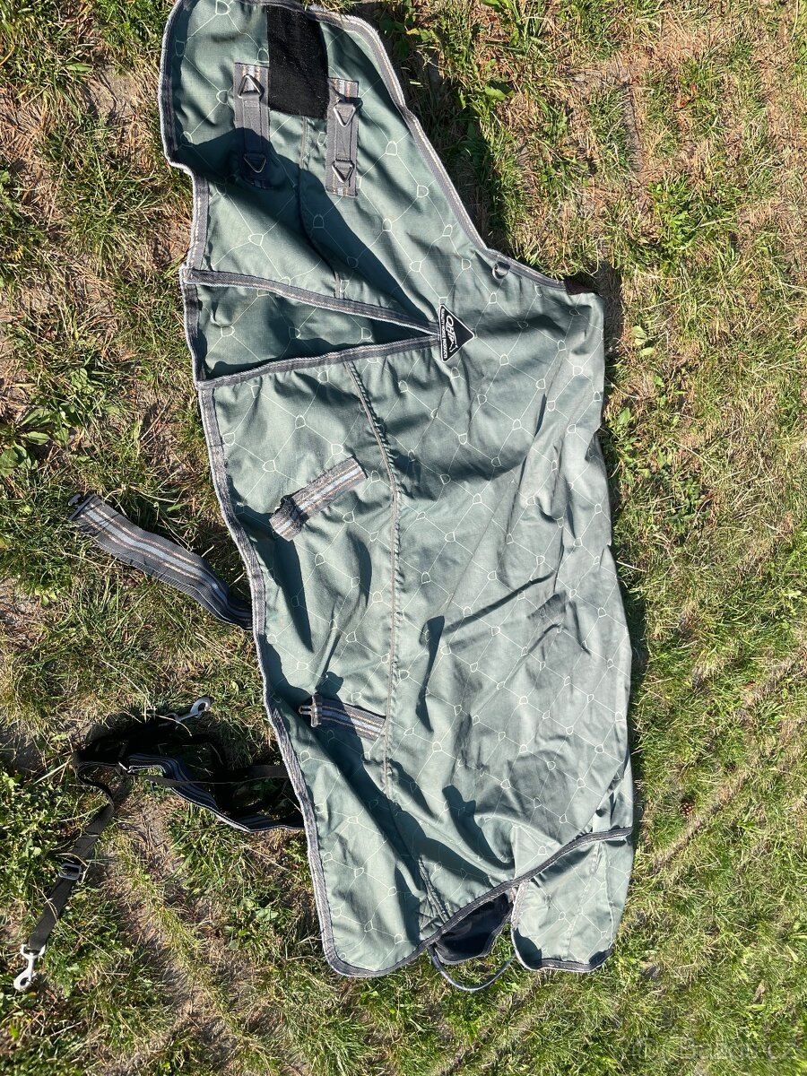 Deka výběhová QHP s fleecem 130cm