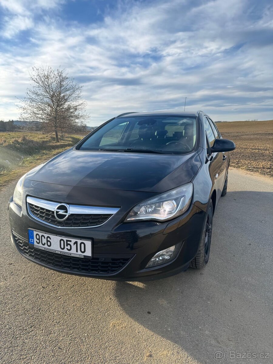 Opel Astra J SportsTourer 1.4 turbo 88kw