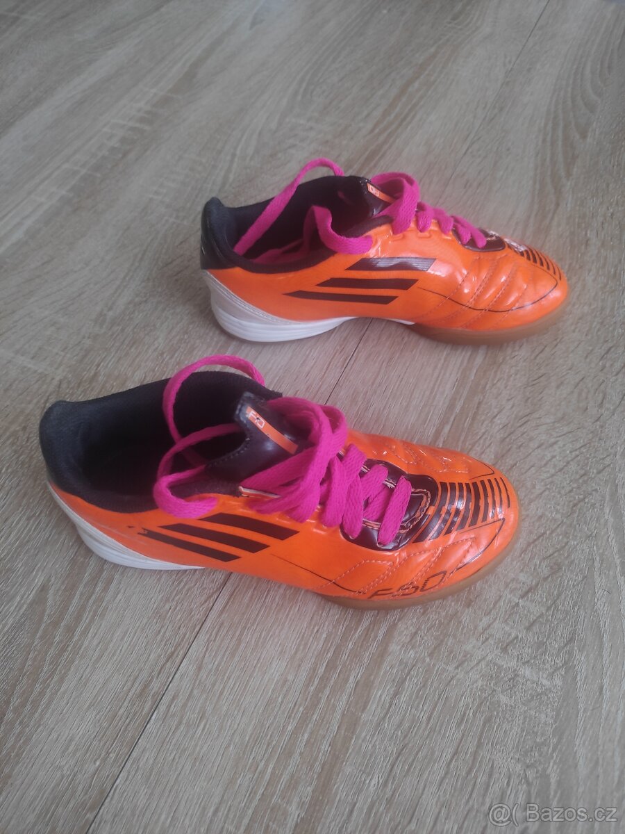 Prodám dětské sálové kopačky Adidas F50 v.32