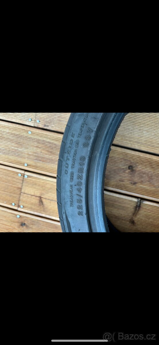 225/40R19 93Y