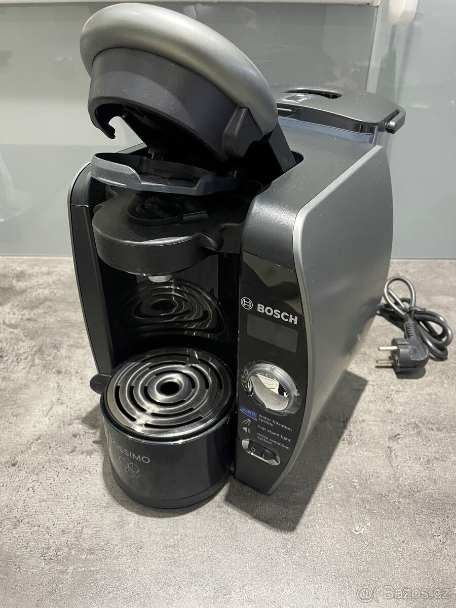 Kávovar BOSCH Tassimo + držák pro kapsle