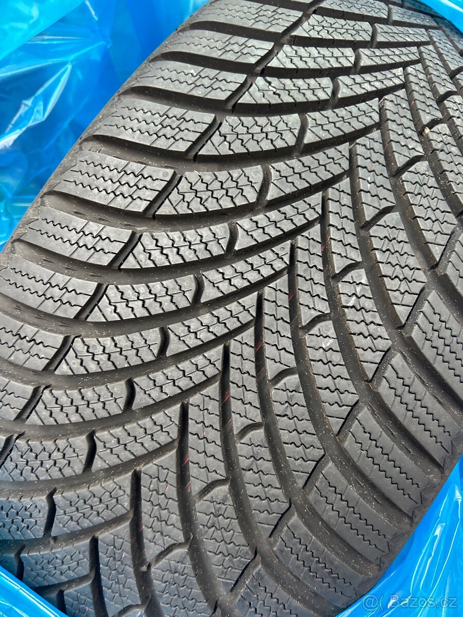 Semperit SPEED-GRIP 5 235/45 R19 99V XL zimní pneu