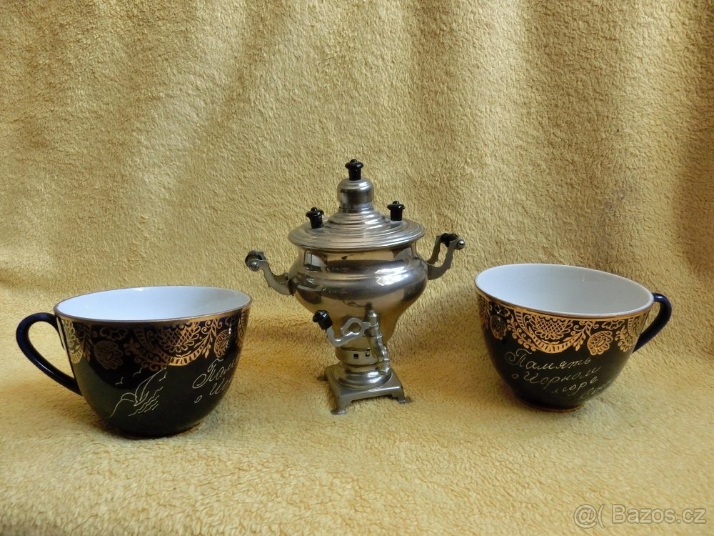 Malý samovar a 2x porcelánový šálek ze Soči