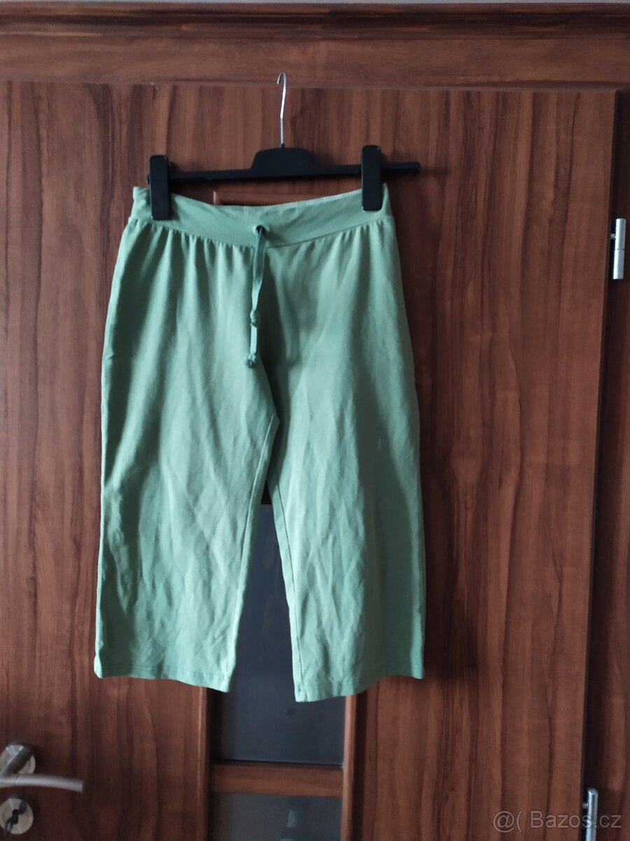 hezké bavlněné  zelené třičtvrteční kalhoty