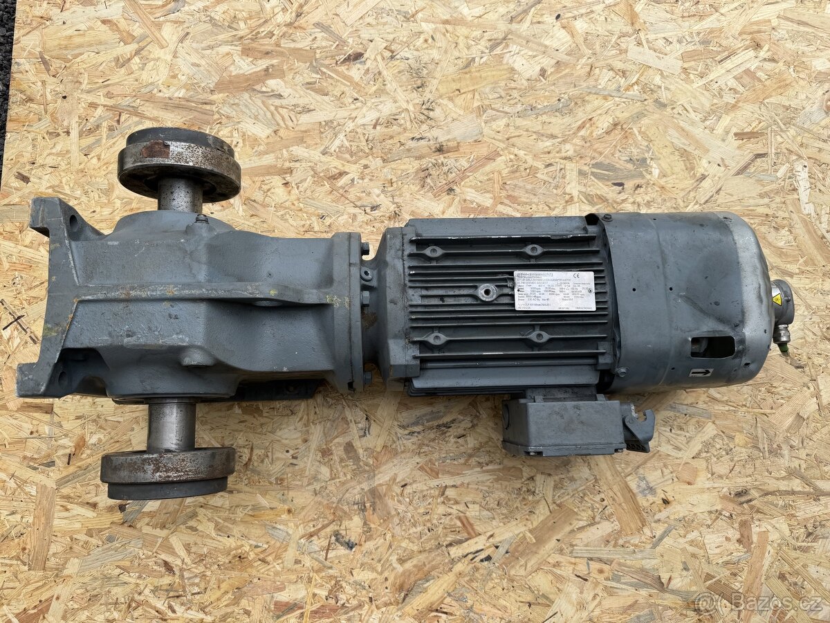 ELEKTROMOTOR 4 KW S PREVODOVKOU 148 ot/min