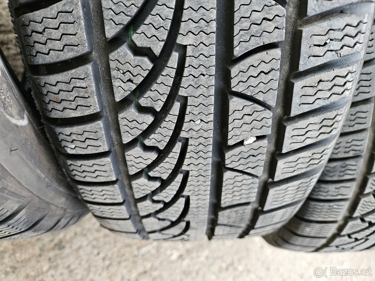 215/55R16 93H Petlas