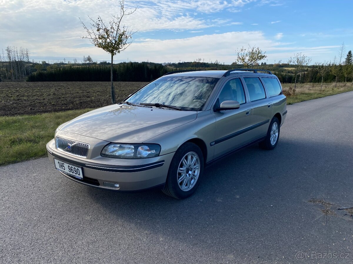 Volvo V70, 2,5T 154 kw, 1. majitel, CZ