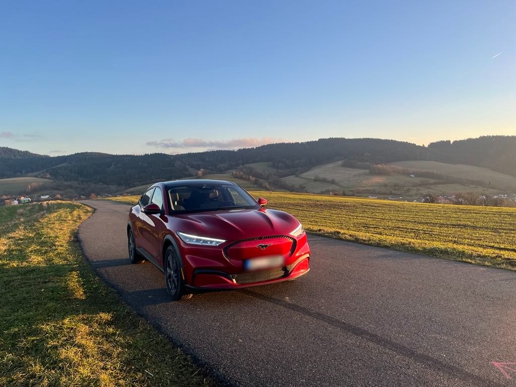 Ford Mustang Mach-E,baterie 98kWh,tažné,+DPH - na zakázku