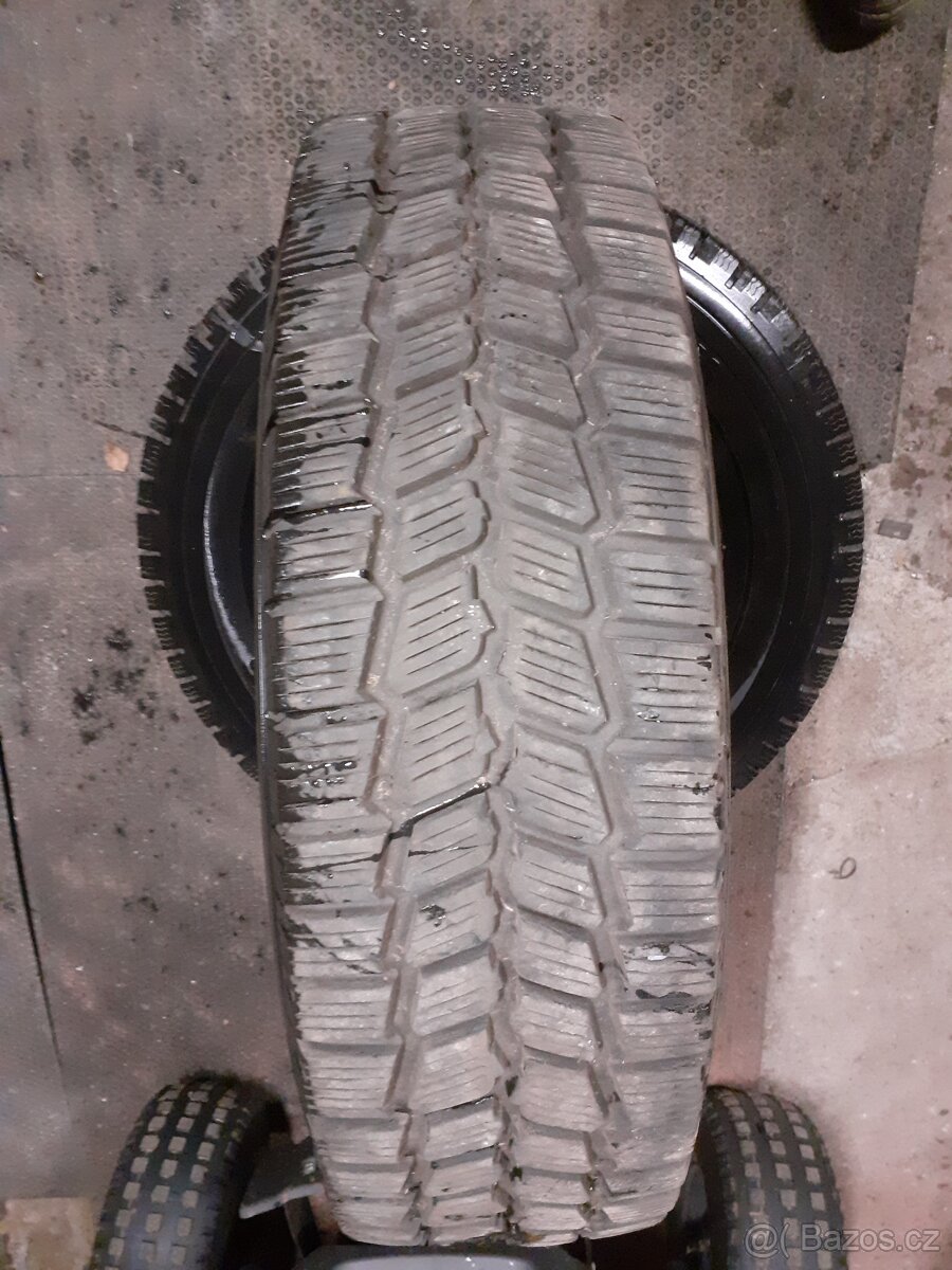 Prodám pneu 215/75r16c zimni