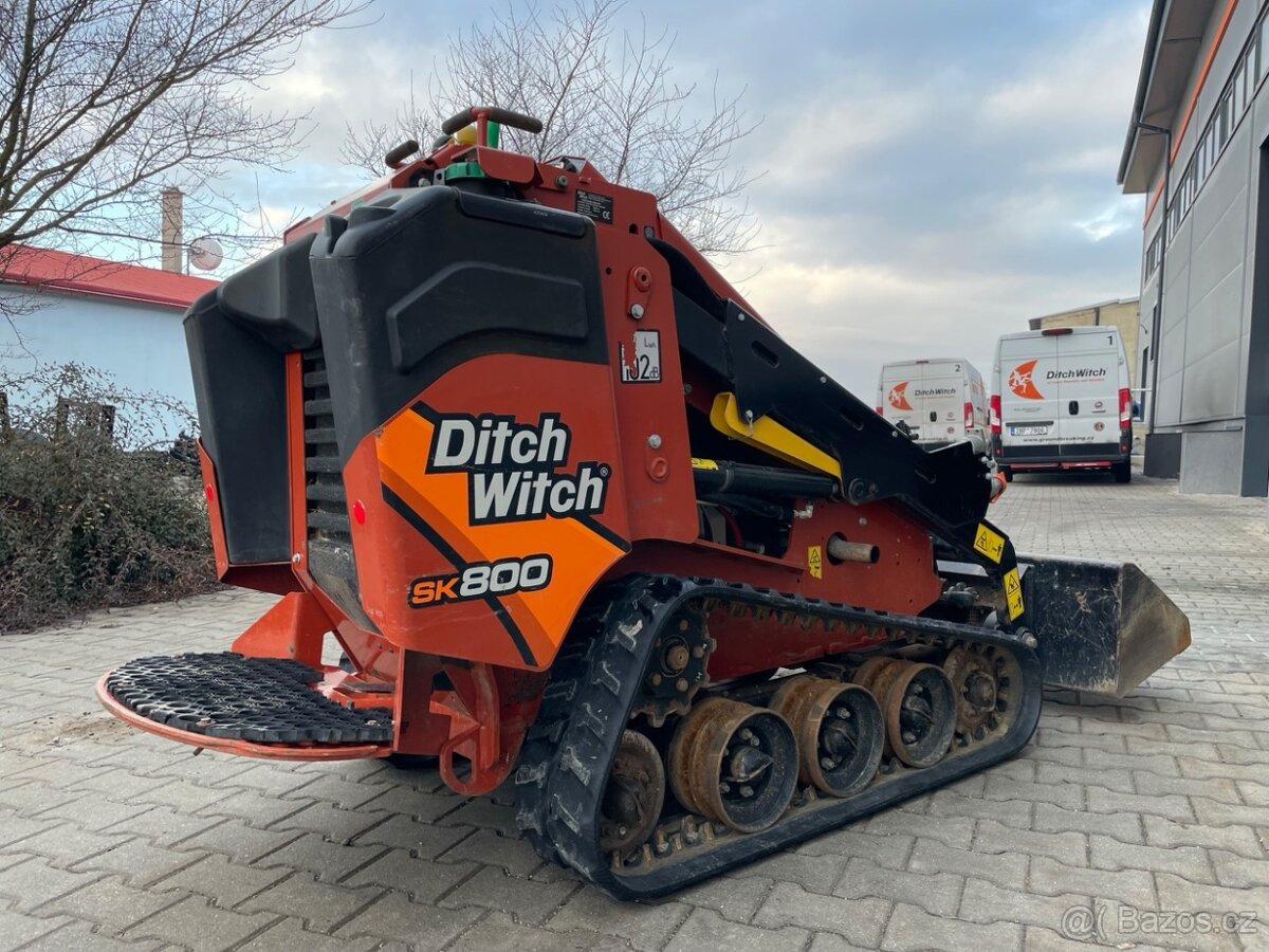 Mininakladač Ditch Witch SK800