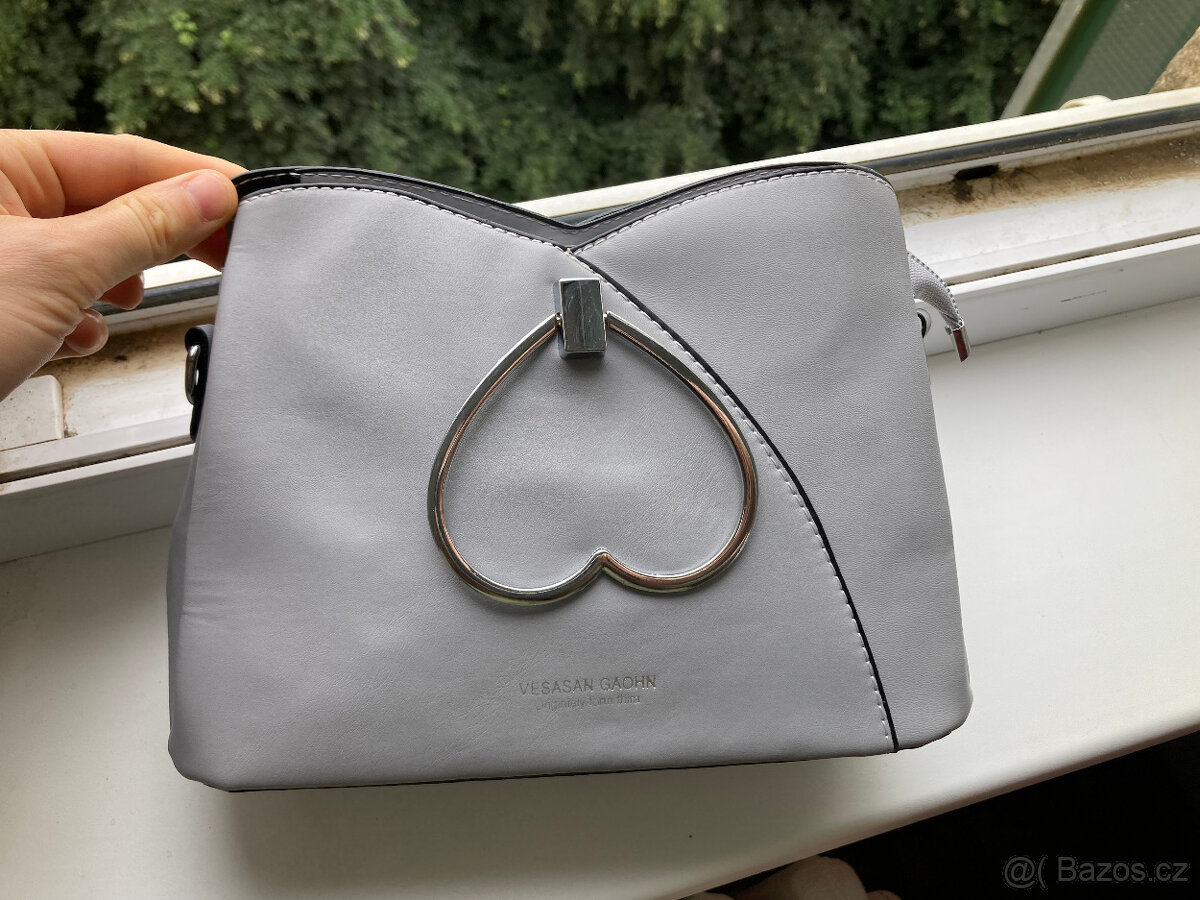 nová crossbody kabelka šedá se srdíčkem