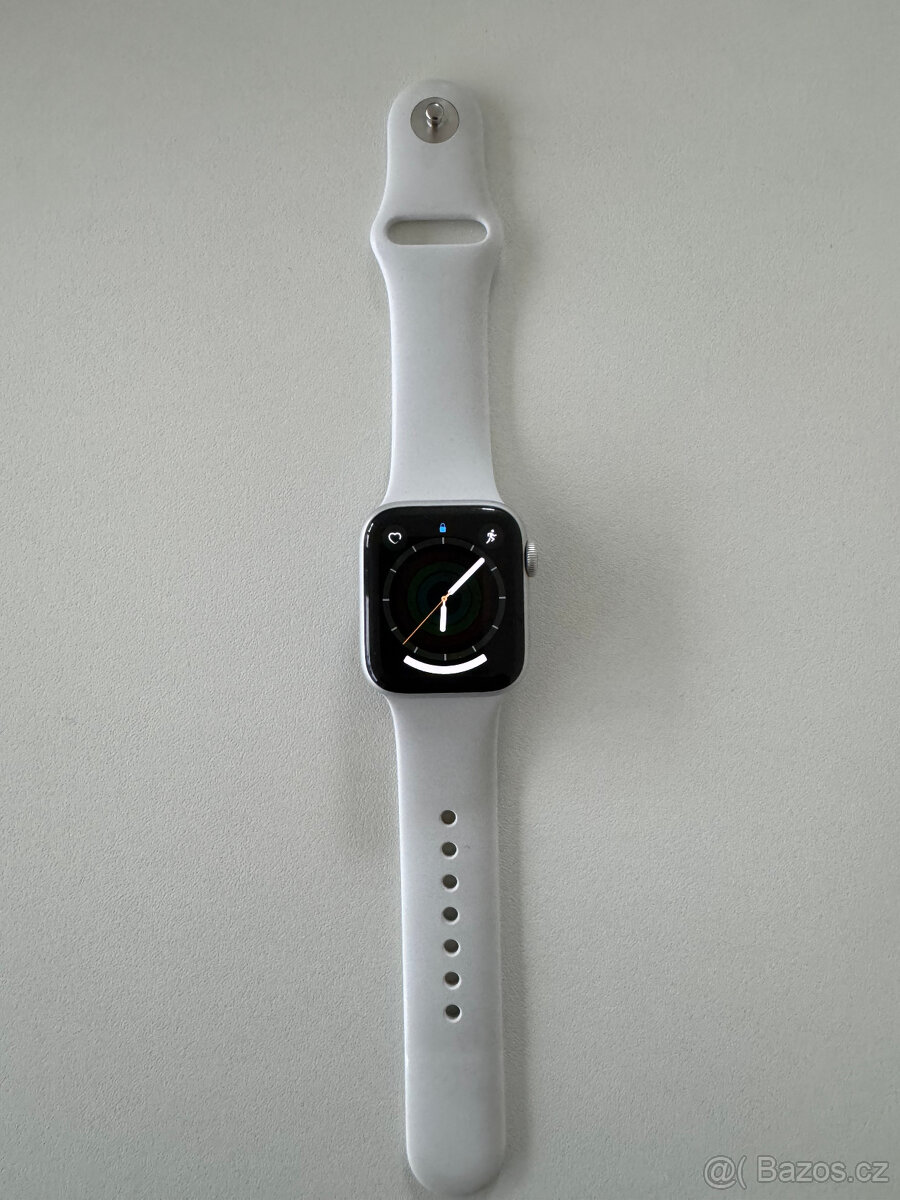 Apple Watch Series 5 Aluminium Silver 40 mm, bílý sportovní