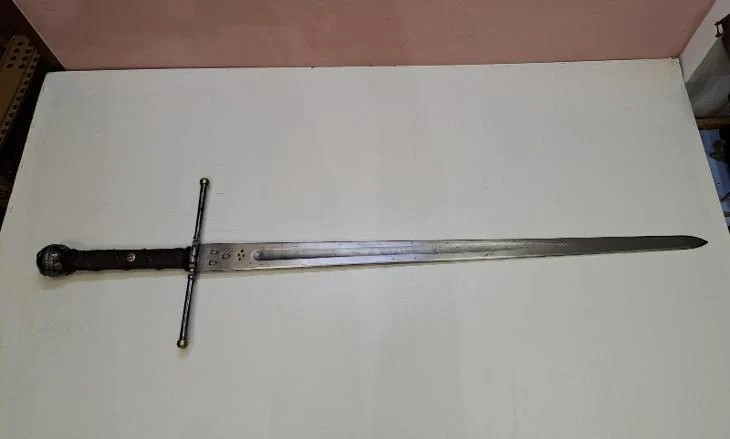 Velký těžký kovaný meč, značeno