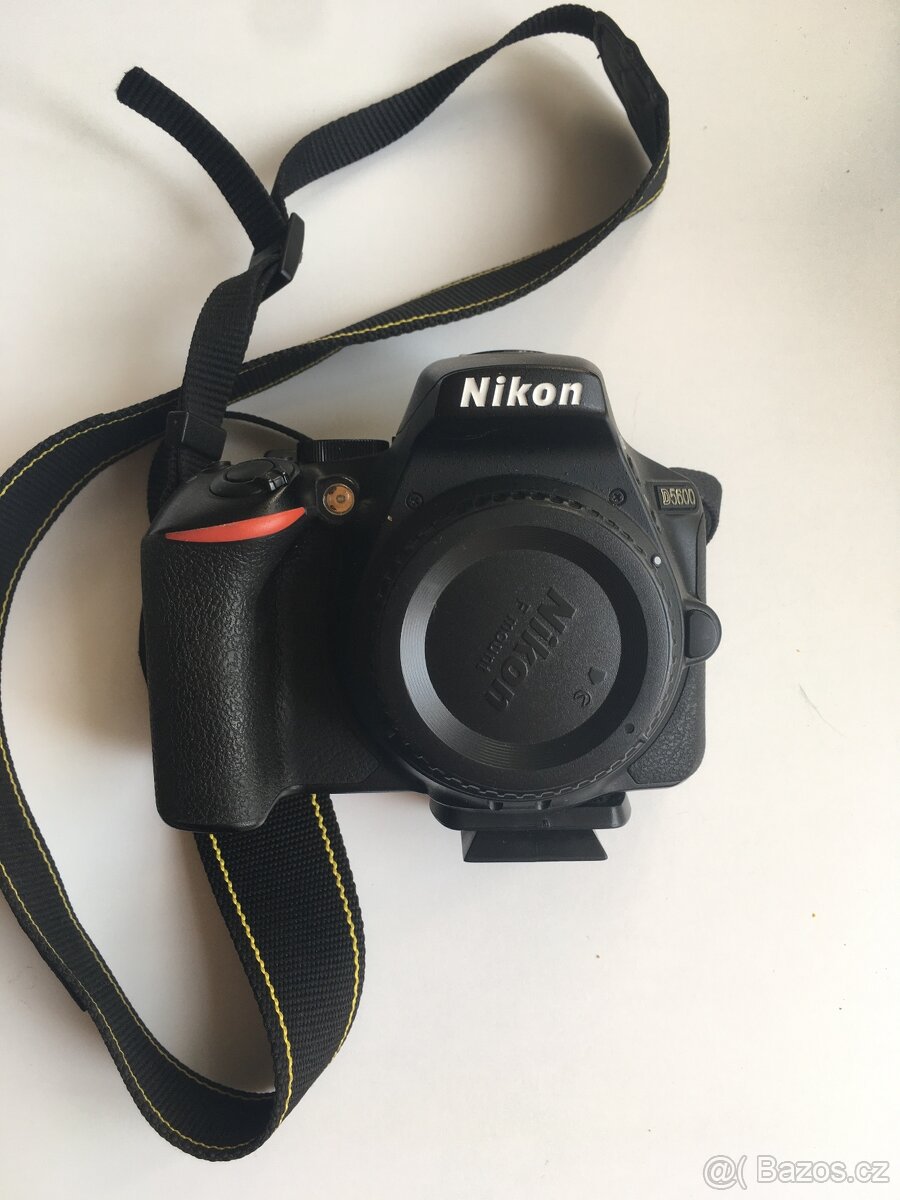 Nikon D5600 + objektivy a příslušenství