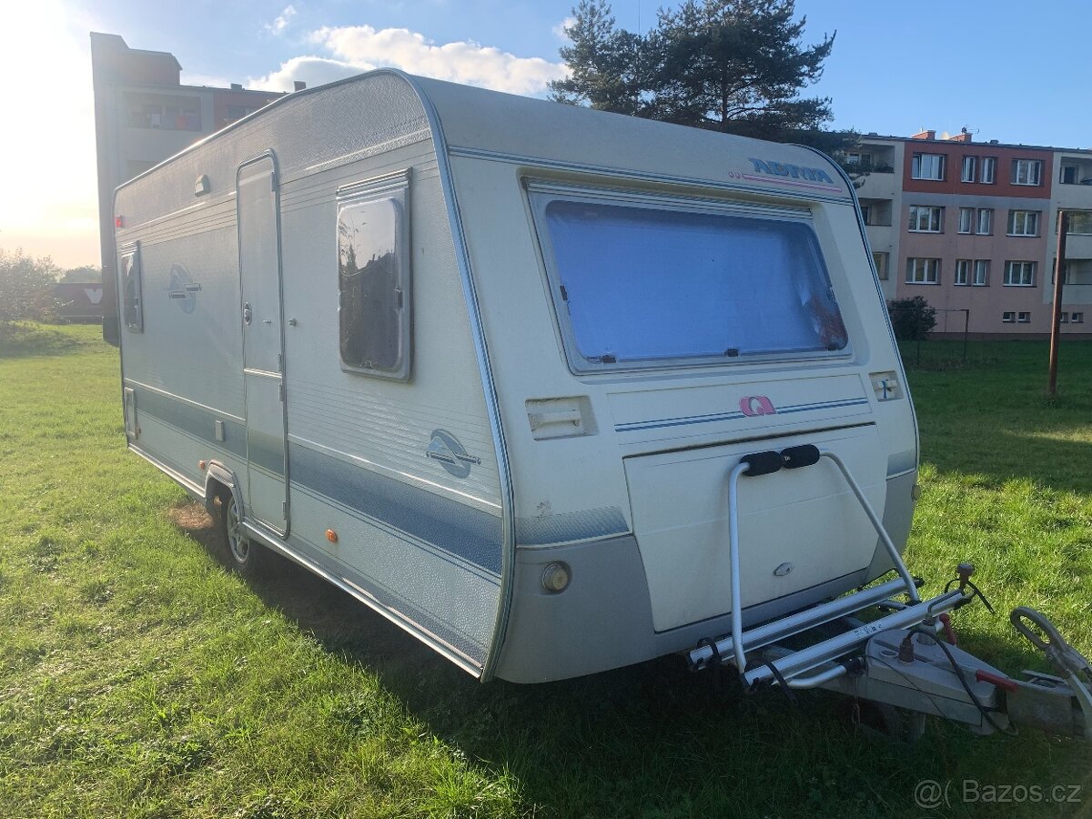 Karavan Adria 502, 4 osoby, rok 2003