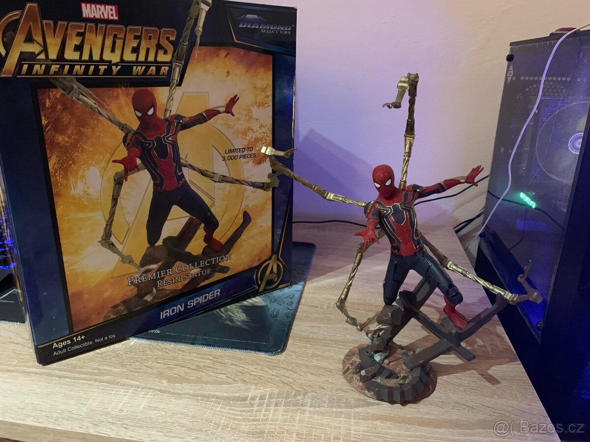 Iron Spider - Diamond Select statue