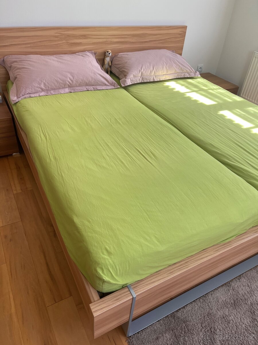 Masivní rakouská postel 180cm