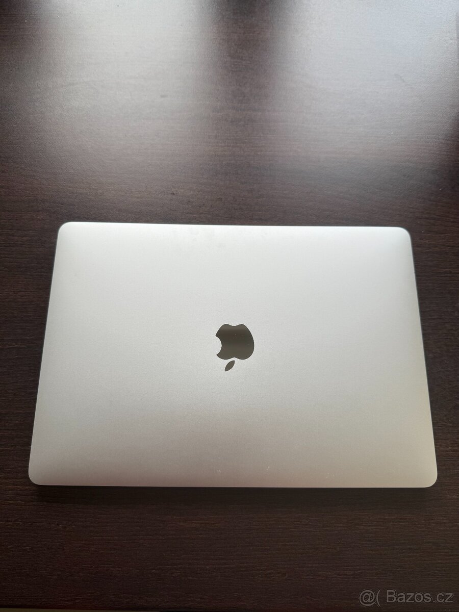 MacBook 13 Pro (2017), stříbrný